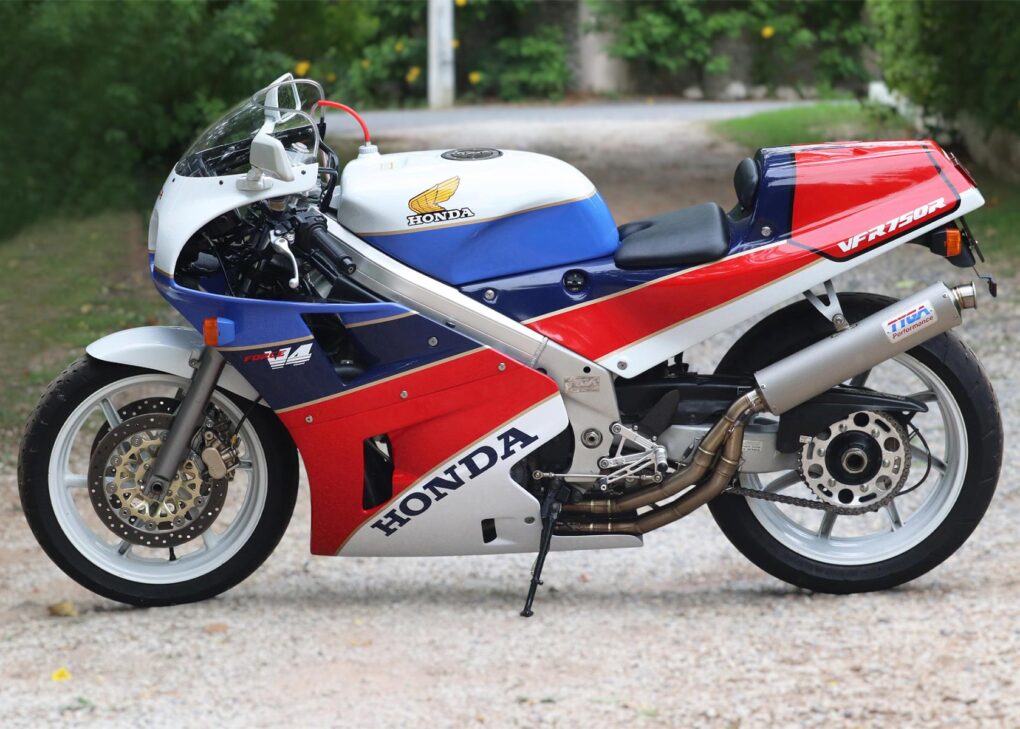 Alternative view of Set carenatura, GRP, verniciato, conversione RC36-2 -> RC30 (versione stradale Euro - fari grandi)