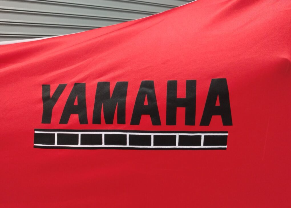 Alternative view of Telo coprimoto antipolvere TYGA, Rosso/Bianco, Yamaha