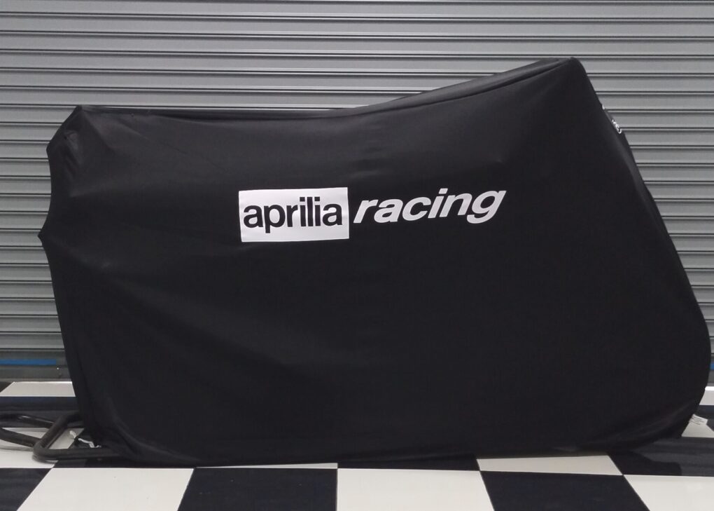 Alternative view of Telo coprimoto antipolvere TYGA, Nero (RACE), Aprilia Racing