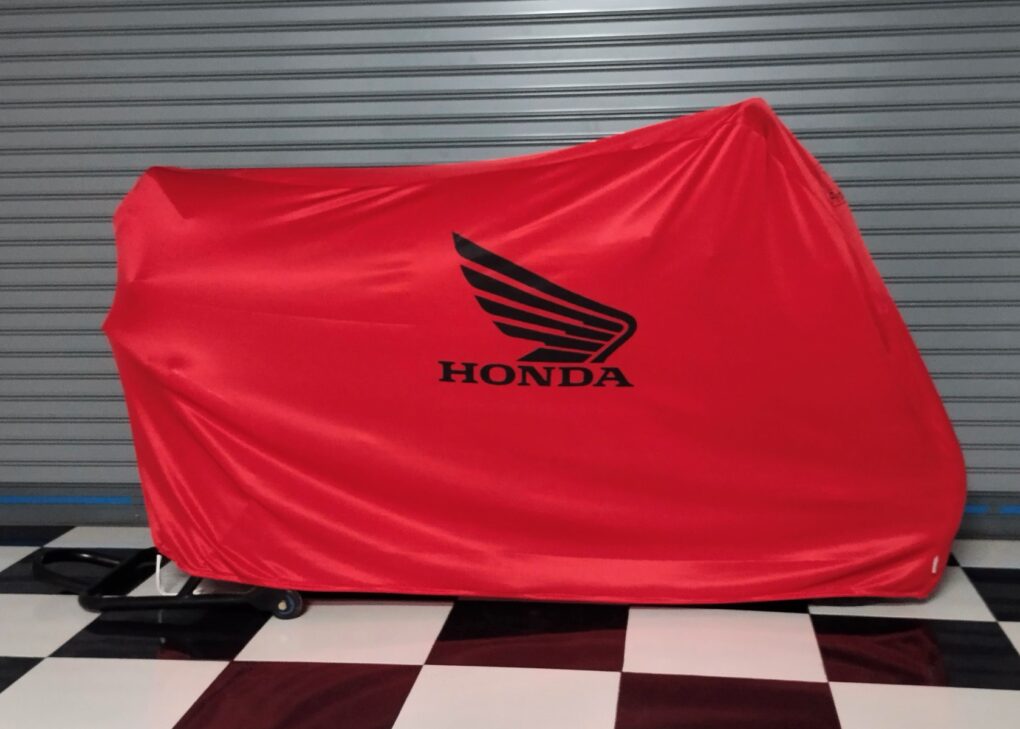 Alternative view of Telo coprimoto antipolvere TYGA, Rosso Honda con logo Nero