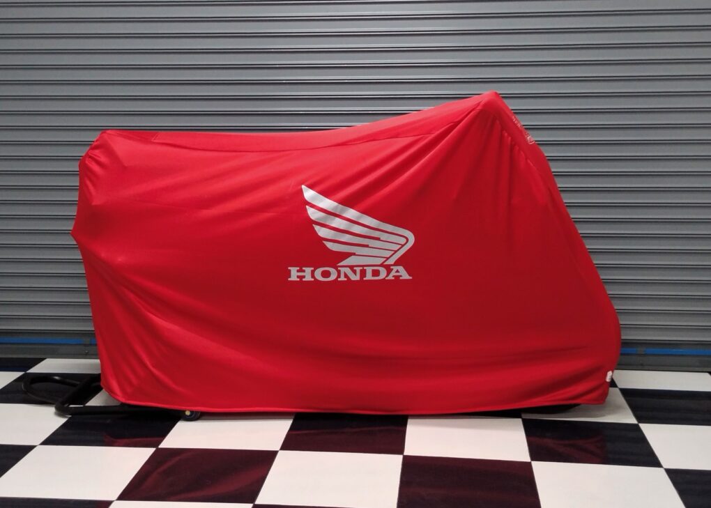 Alternative view of Telo coprimoto antipolvere TYGA, Rosso Honda con logo Argento